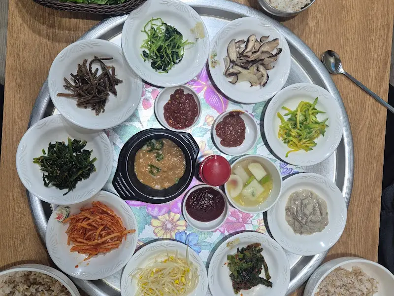 쟁반 한 가득 차려진 반찬