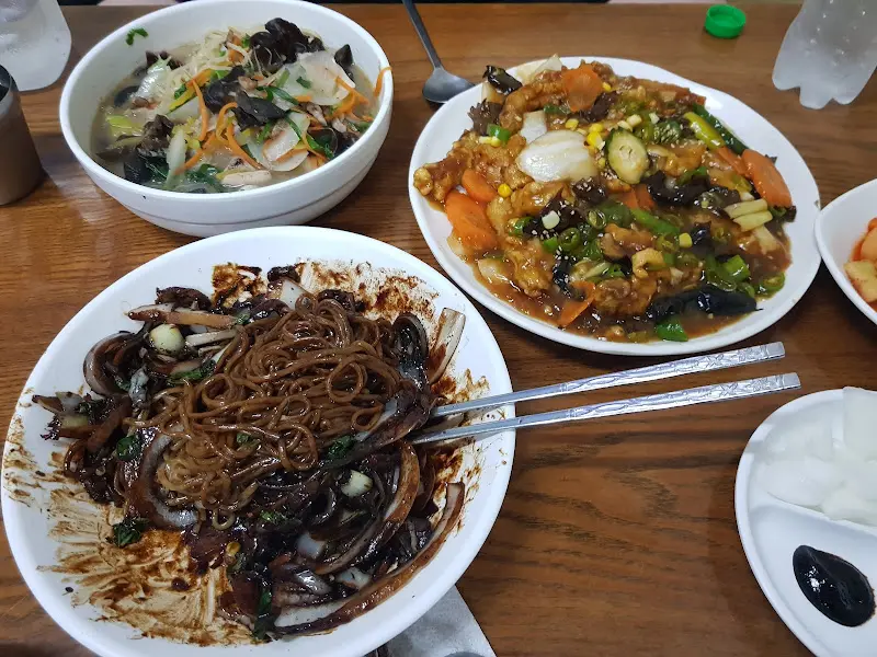 한 상 가득 차려진 음식