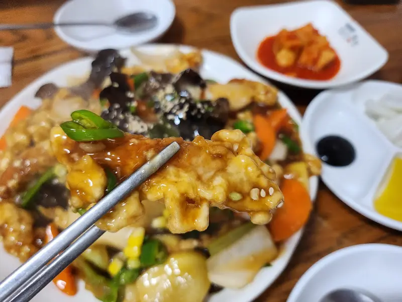 젓가락으로 집어 올린 탕수육