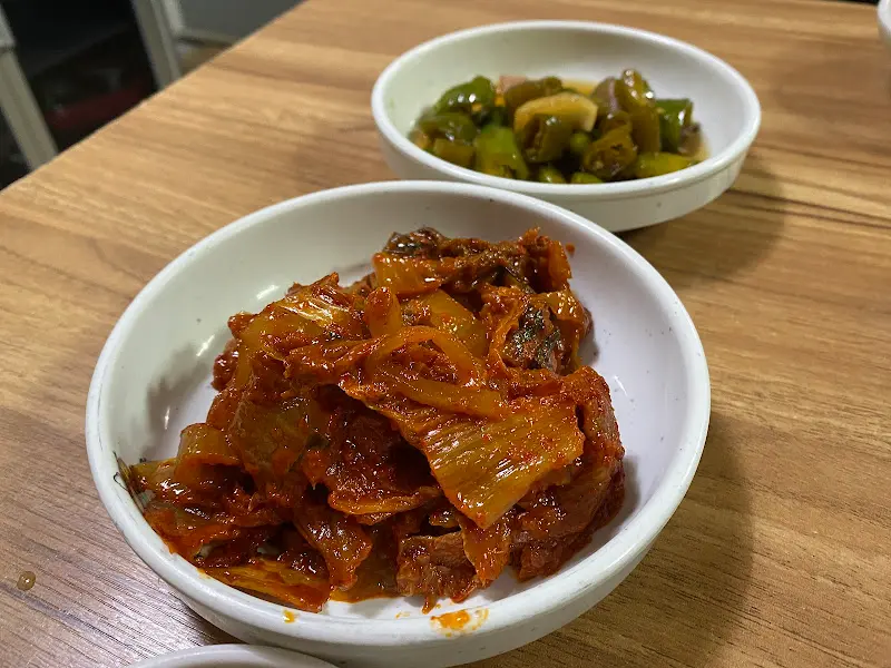 정갈하게 담겨 나온 밑반찬