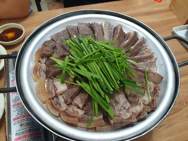 윤기가 흐르는 소머리 수육