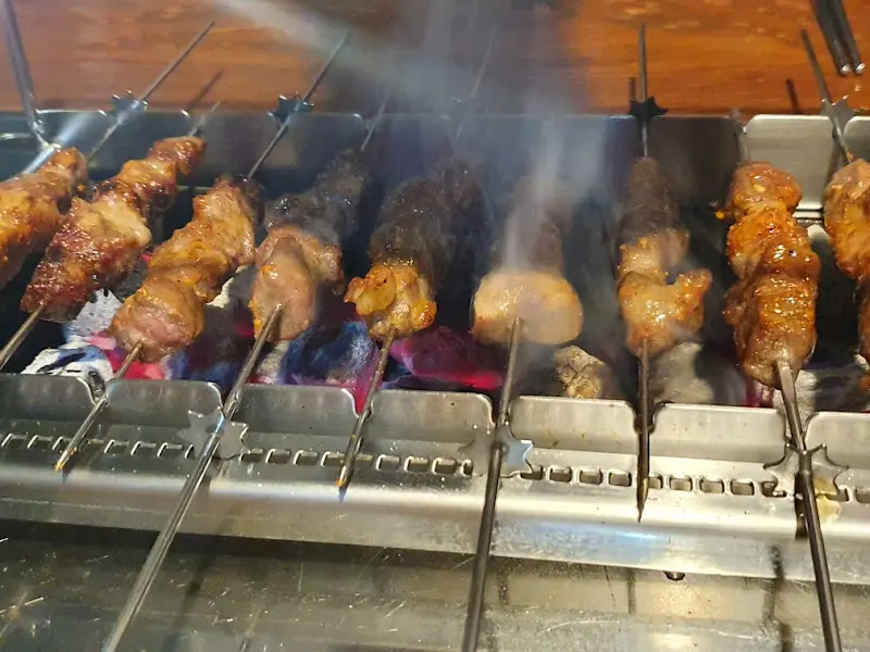 숯불에 구워지는 다양한 양꼬치의 모습