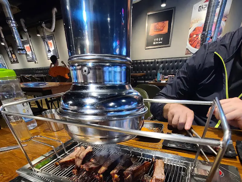 초벌된 양갈비가 숯불 위에서 구워지는 모습