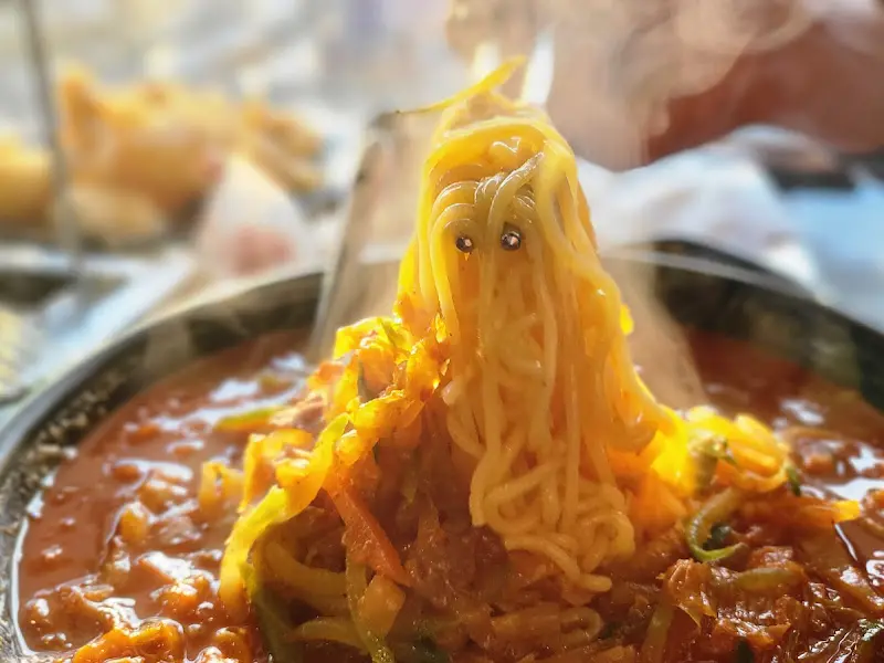 윤기가 자르르 흐르는 옥수수온면