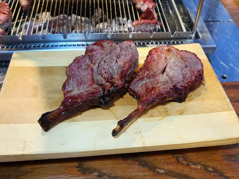 도마 위에 놓인 초벌된 양갈비