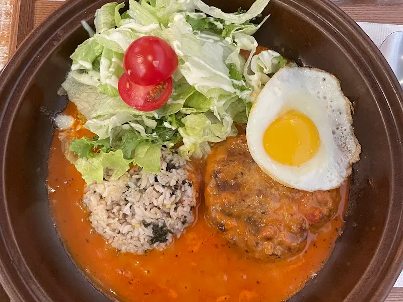 함박스테이크와 밥, 샐러드의 조화