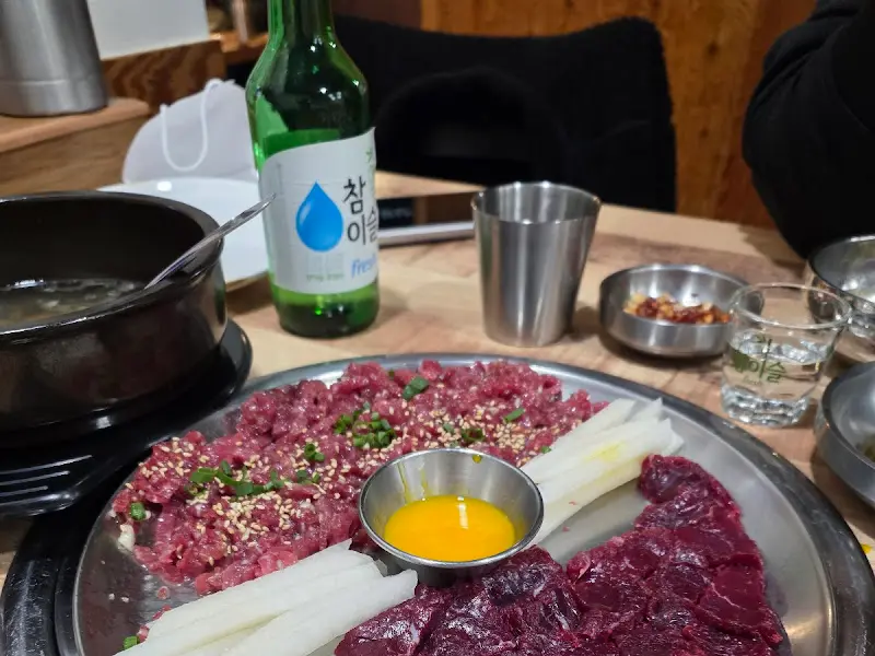 뭉티기와 술 한 잔