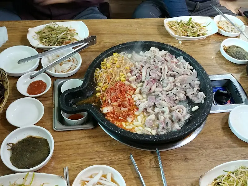 다채로운 밑반찬과 오리고기의 향연