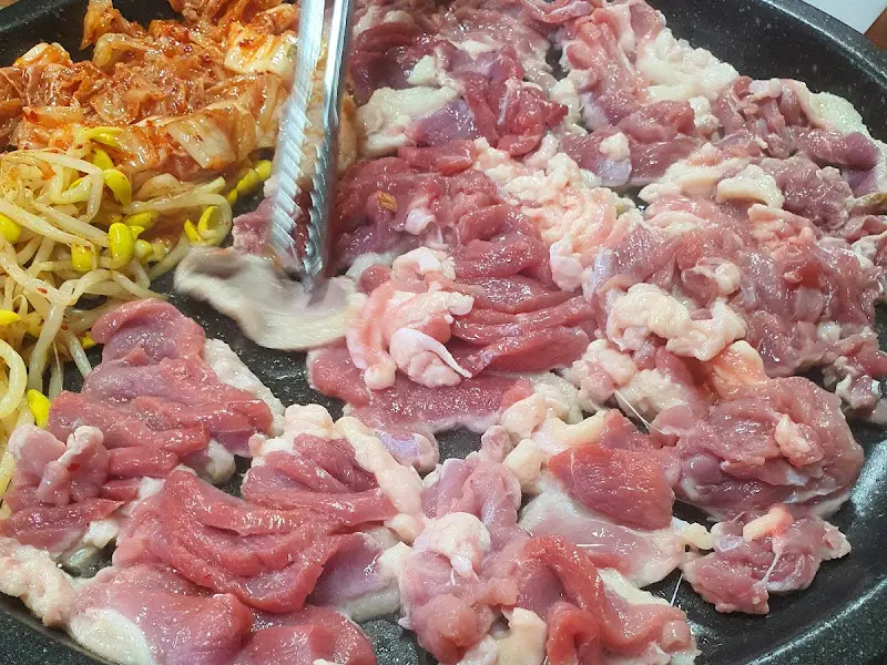 불판 위에서 익어가는 오리고기