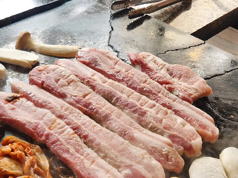 돌판 위에 구워지는 삼겹살