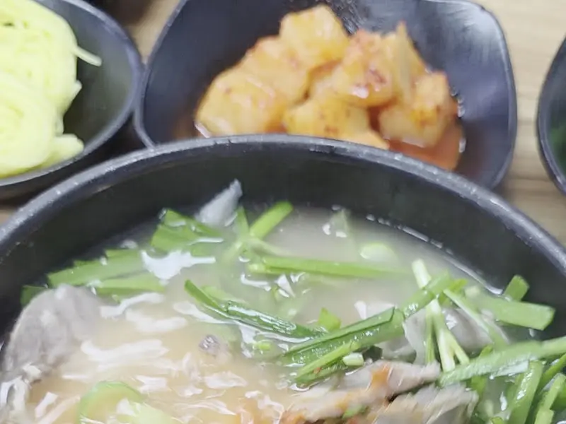돼지국밥에 부추를 듬뿍 넣은 모습