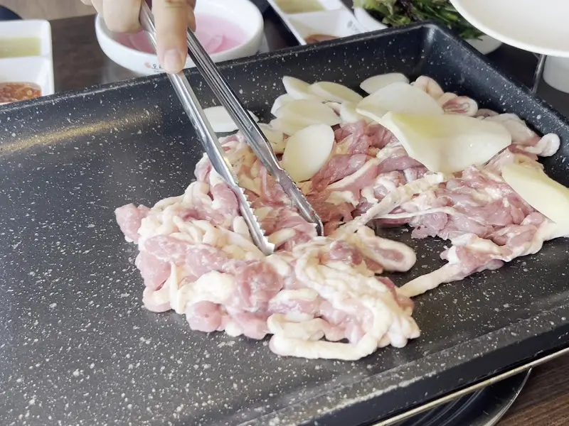 소금구이 오리고기 굽는 모습