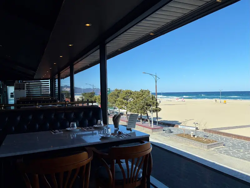 레스토랑 창가에서 바라본 망상해수욕장