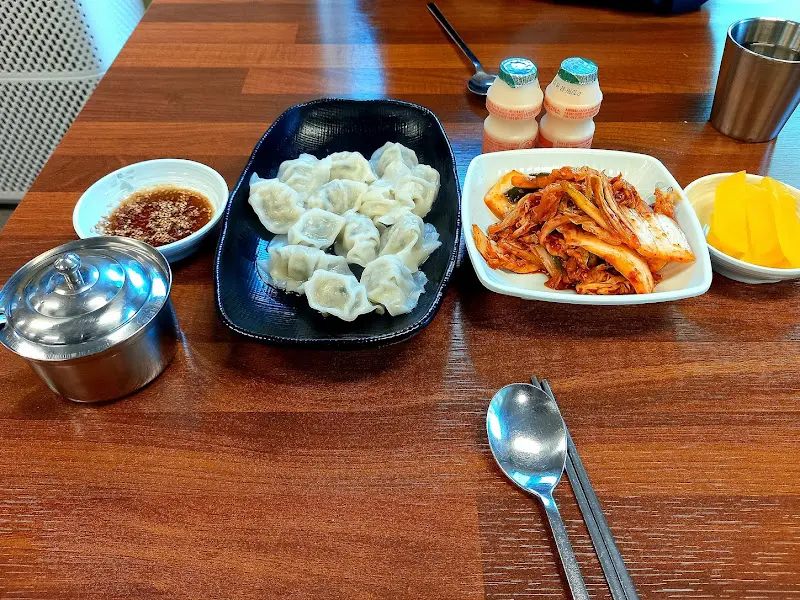 잔치국수와 물만두, 김치의 모습