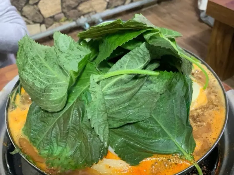 깻잎이 수북하게 쌓인 감자탕