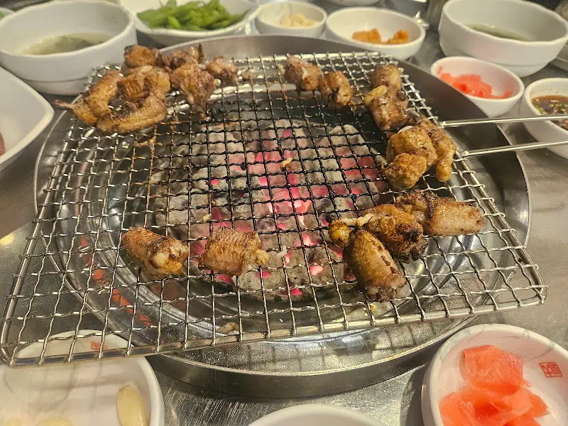 숯불 위에서 노릇하게 익어가는 장어