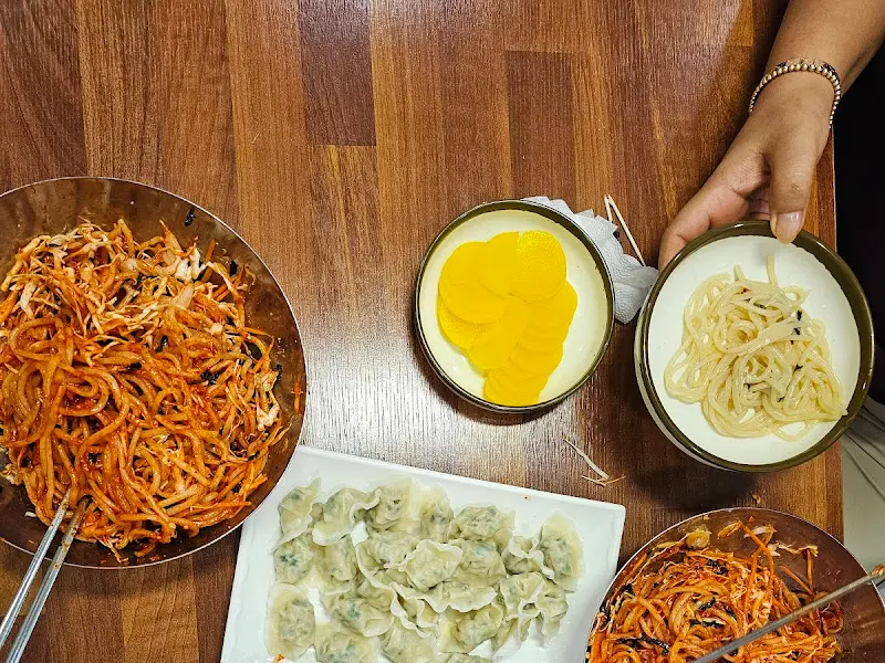 물쫄면, 비빔쫄면, 만두 한상차림