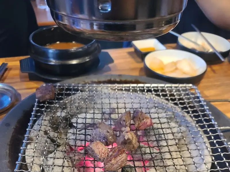 숯불 위에서 익어가는 깍둑 안창살