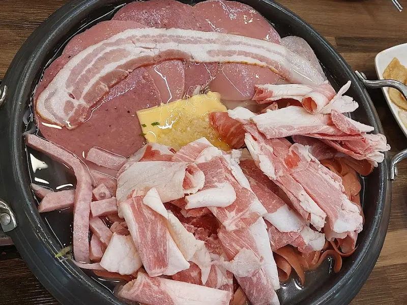 푸짐한 햄이 인상적인 부대찌개