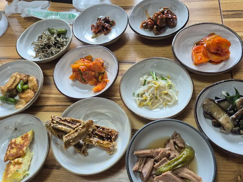 다채로운 쌈채소와 반찬들