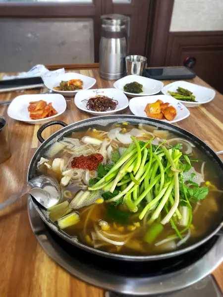 다양한 반찬과 함께 제공되는 음식