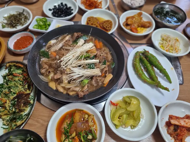 푸짐한 제육볶음 한 상