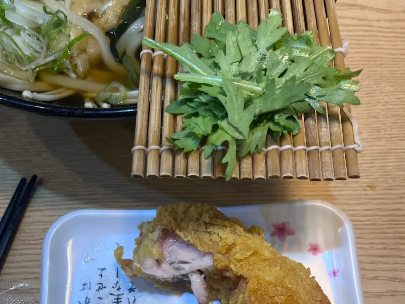 우동과 닭다리 튀김