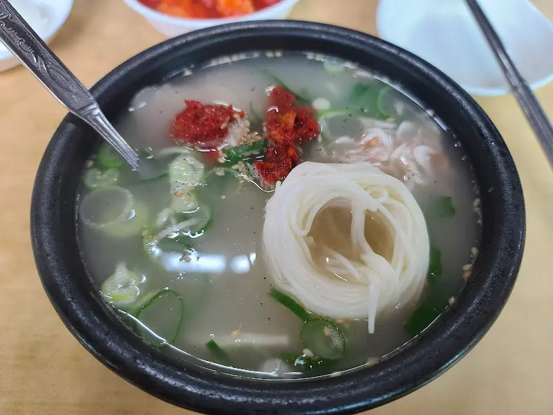 취향에 따라 다진 양념과 소면을 넣어 먹으면 더욱 풍성한 맛을 즐길 수 있다.