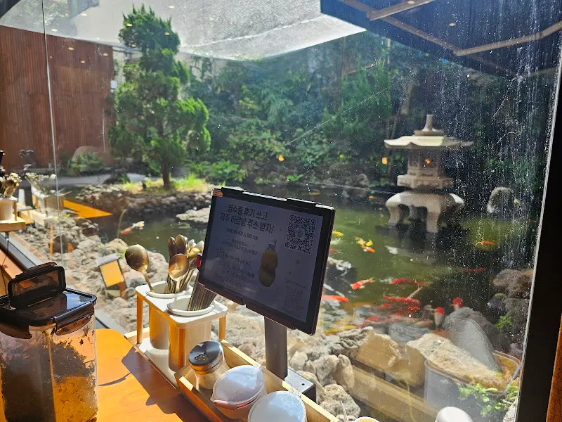 식당 내부 연못