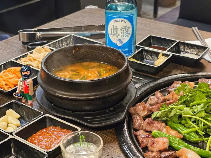 육풍 밑반찬과 구워진 고기