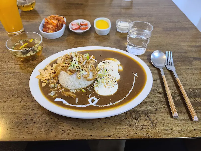 카레와 곁들여 먹기 좋은 반찬들