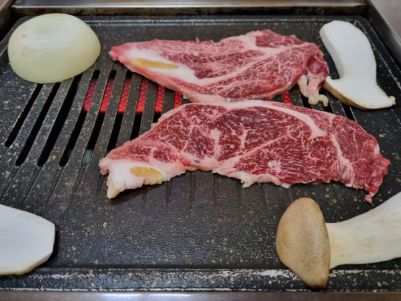 불판 위의 한우 암소