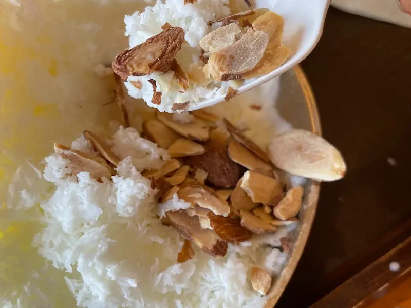 우유빙수에 아몬드 토핑