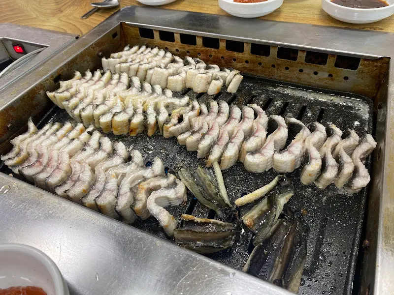 노릇노릇 구워진 장어