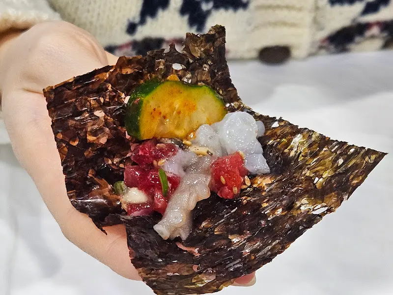 김에 탕탕이를 싸서 먹는 모습