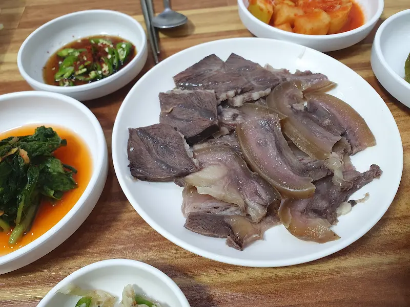 신선한 가오리 회무침