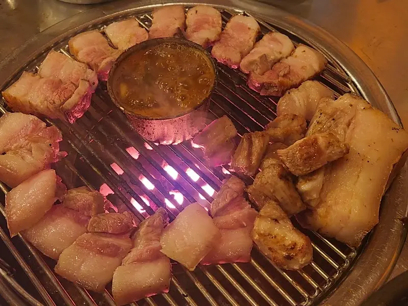 숯불 위에서 익어가는 흑돼지