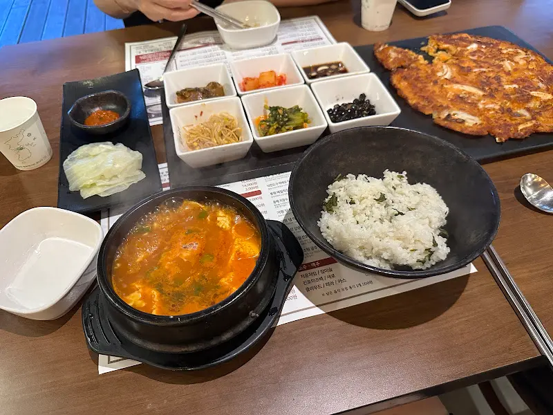 순두부찌개와 밑반찬