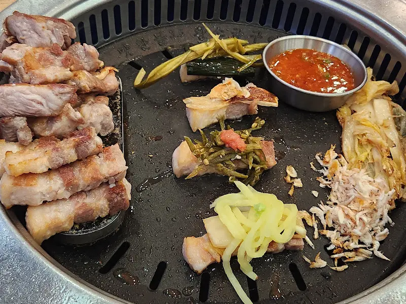 다양한 곁들임과 함께 즐기는 삼겹살