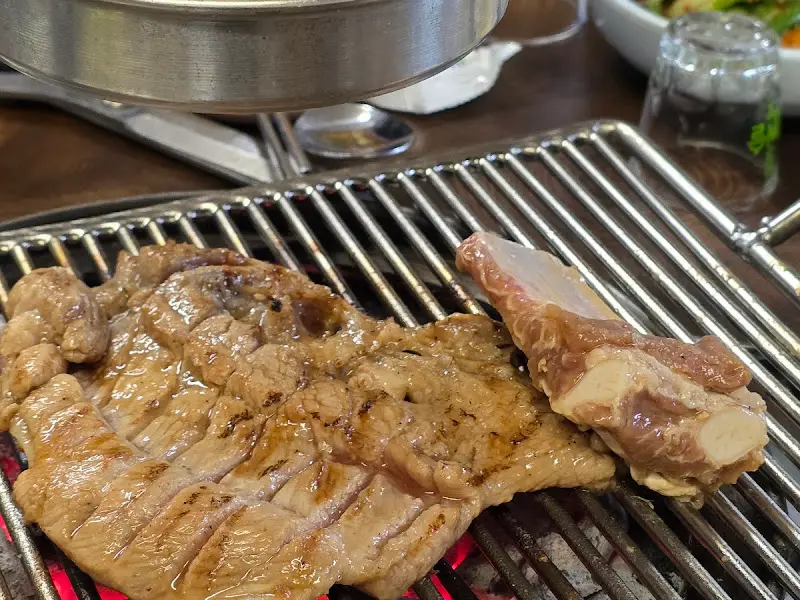 불판 위에서 맛있게 익어가는 돼지갈비