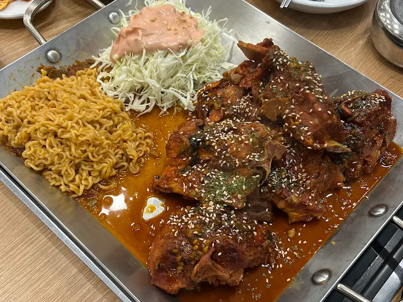 윤기 좔좔 간장 뼈찜