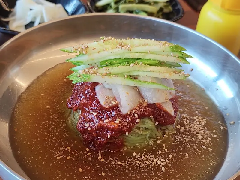 잘 비벼진 비빔냉면