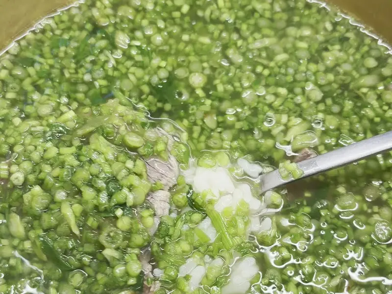 미나리 곰탕 확대샷