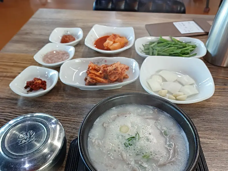 돼지국밥 근접샷