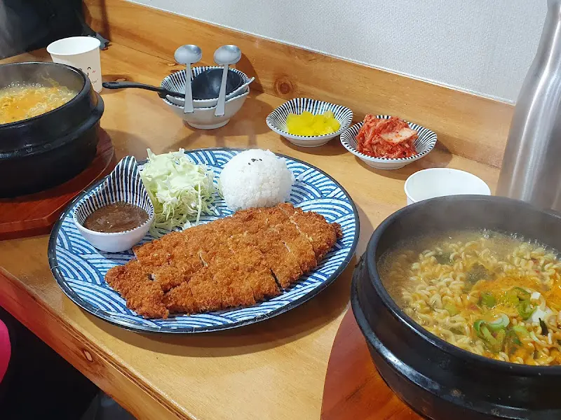 창밖 풍경과 음식