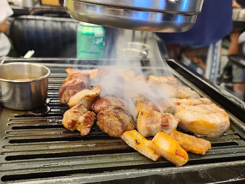 숯불 위에서 구워지는 흑돼지 근고기