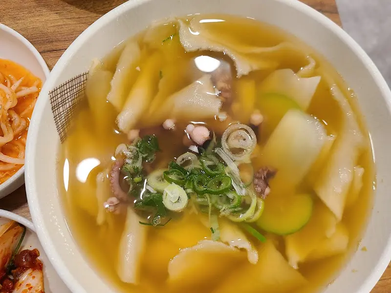 낙지가 들어간 시원한 국물의 낙지 칼국수