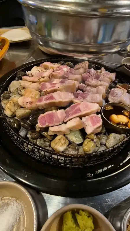 고기와 자갈이 함께 구워지는 모습