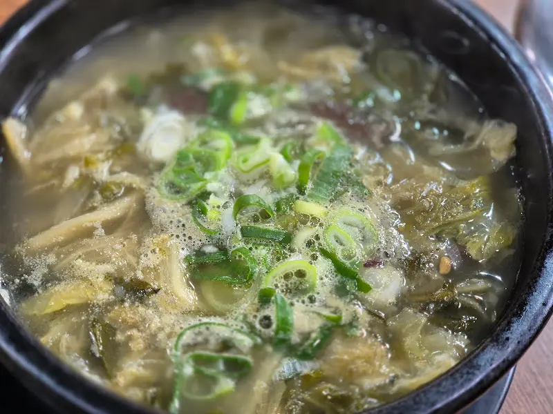 우거지가 가득한 해장국