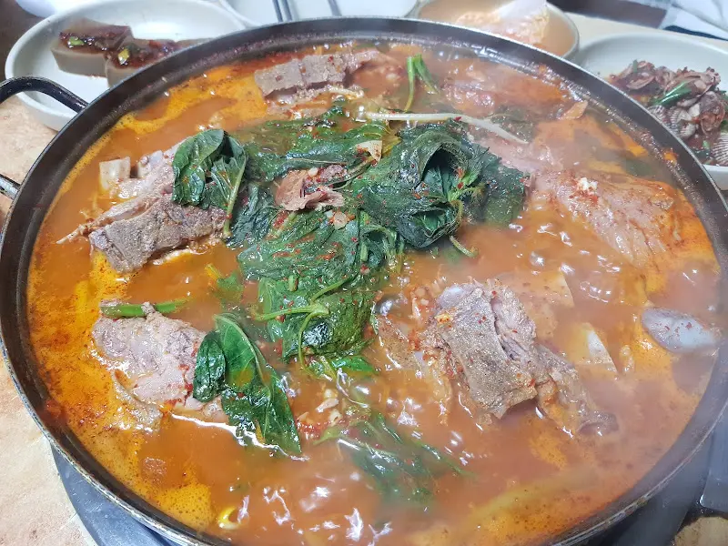 냉이가 듬뿍 올려진 감자탕